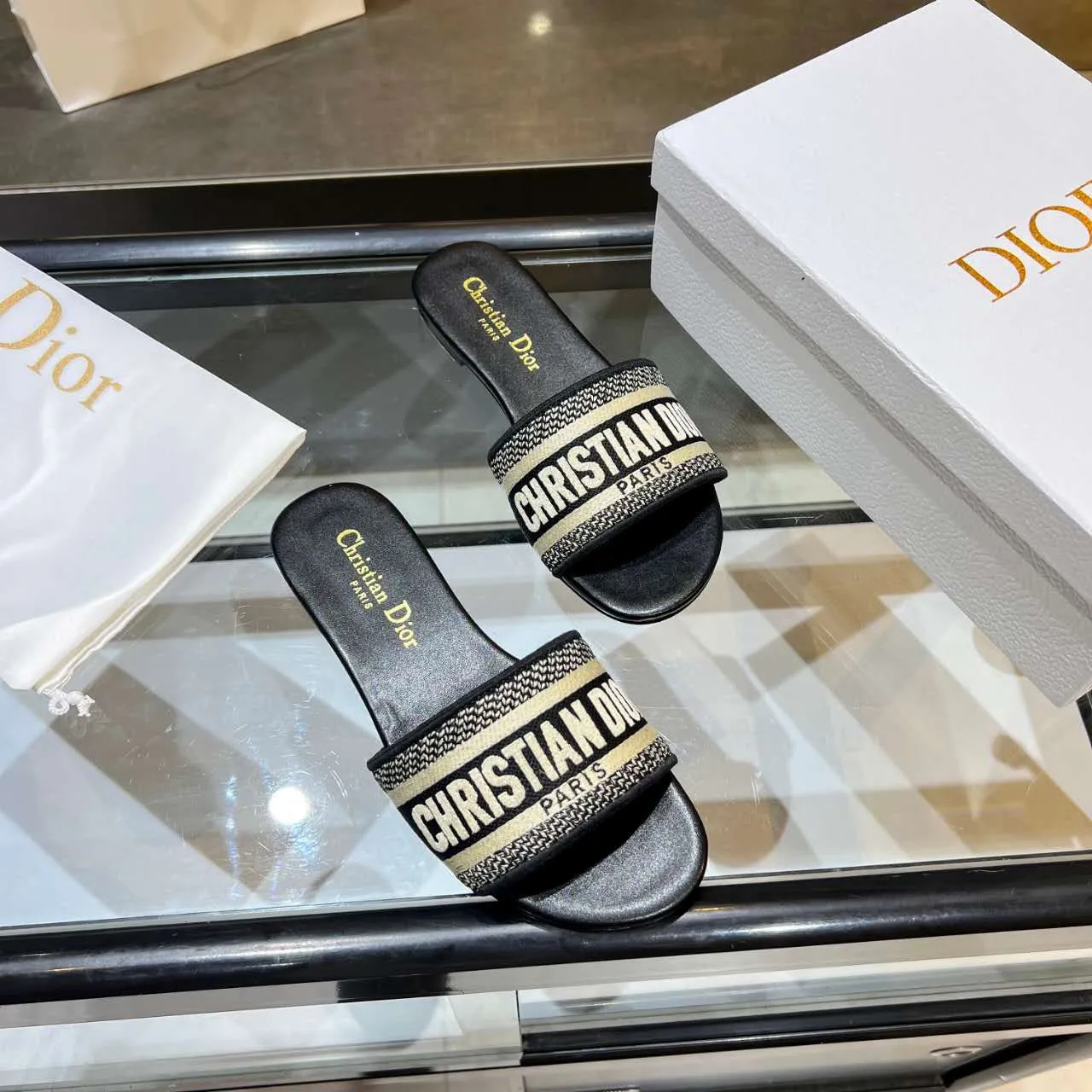 👟👟Ex-factory price👟👟Ex-factory price 360👟👟 (Dior) Dior counter new color women's flat slippers.💥 💥 💥 Fashionable and novel. Simple and elegant yet elegant. [Rose] [Rose] [Rose] The original version is developed at 1:1, and the material is the same as the original version. Color. Black. Red. Pink. Blue..., code number 35-40. (41 can be customized)